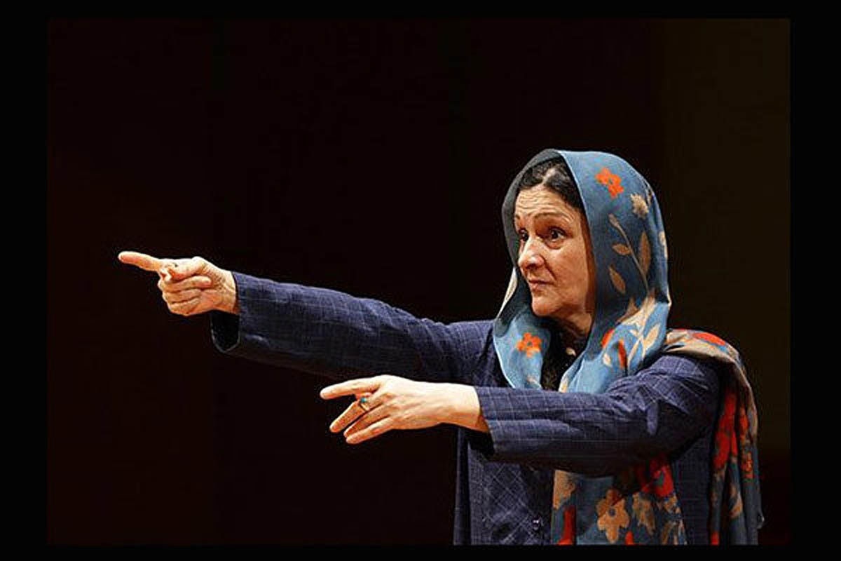 گلاب آدینه بعد از ۷ سال دوری از عرصه بازیگری تئاتر با نمایش «هم این/ هم آن» به صحنه باز می‌گردد.