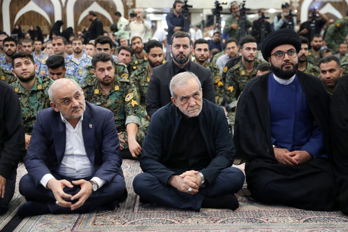 رئیس‌جمهوری در مراسم گرامیداشت ۵۷ شهید اقتدار ارتش جمهوری اسلامی ایران حاضر شد.