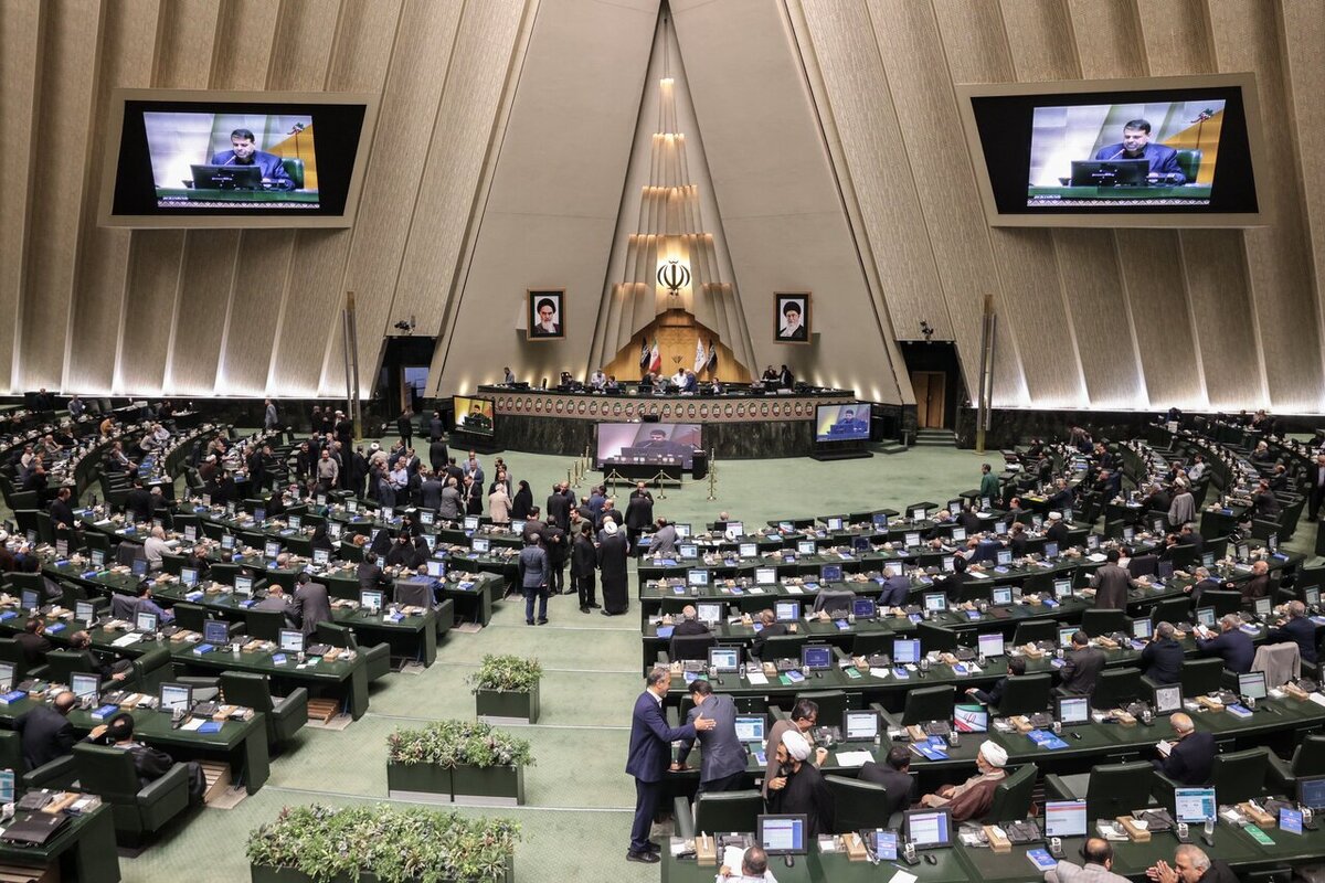 عضو هیات رئیسه مجلس بیانیه تحلیلی نمایندگان مجلس شورای اسلامی درباره دفاع مقدس در برابر آمریکا را قرائت کرد.