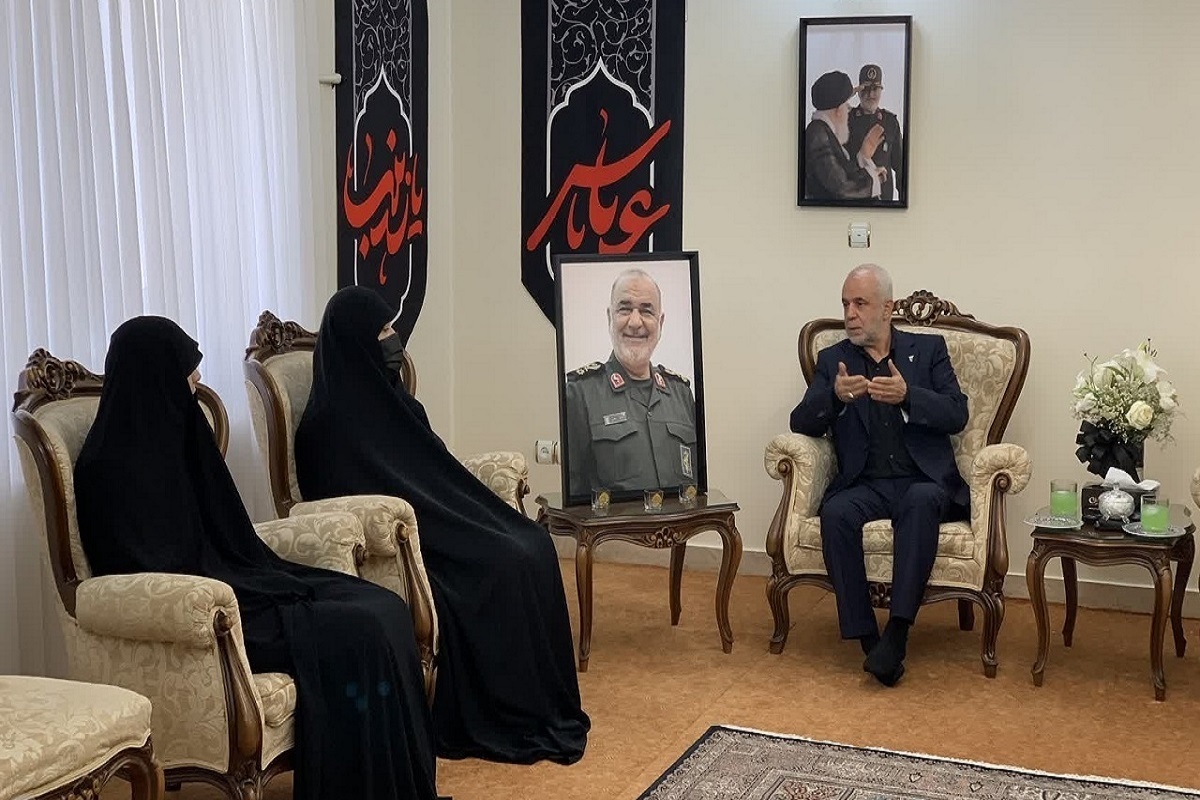 رییس بنیاد شهید و امور ایثارگران در ادامه دیدارهایی که با خانواده شهدای جنگ تحمیلی ۱۲ روزه رژیم صهیونیستی داشت، با خانواده «سردار شهید حسین سلامی» دیدار و گفت‌وگو کرد.