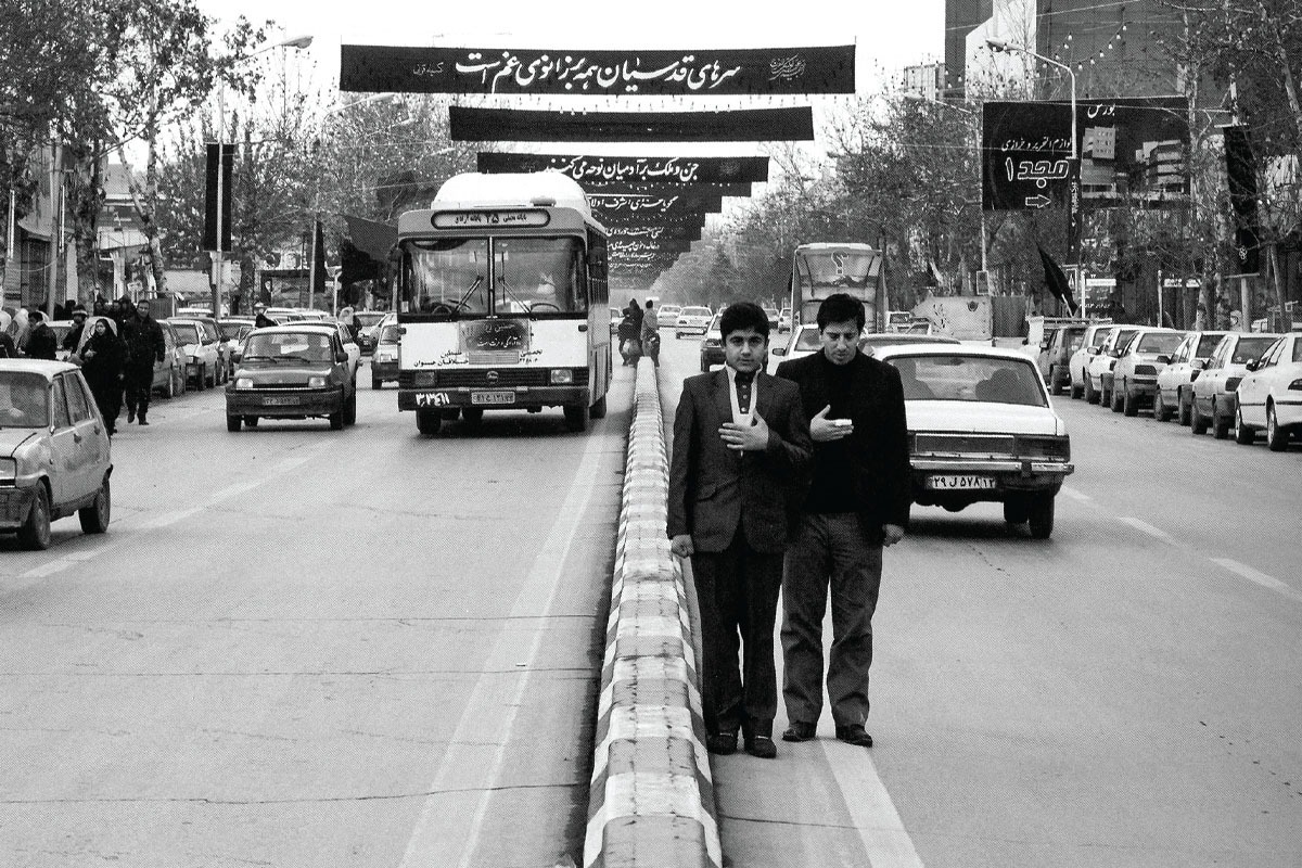 مشهد در روز‌های محرم، شهری است که در دل شلوغی و هیاهوی روزمرگی و زندگی عمیقا غمگین است؛ شهری که با چشمانی باز، اشک می‌ریزد و با گام‌هایی آرام، در دل ماتم قدم می‌زند.
