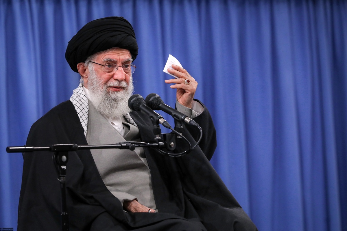 رهبر معظم انقلاب فرمودند: ایران باید قوی بشود؛ اگر قوی بشود، دشمن مأیوس میشود، توطئه‌های دشمن در نطفه خفه میشود و به نتیجه نمیرسد؛ این نتیجه‌ی قوی شدن است.