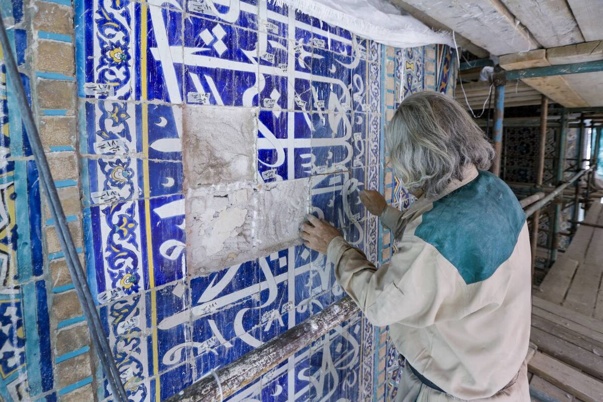 ایوان و مناره عباسی حرم مطهر امام رضا(ع) توسط کارشناسان و هنرمندان کاشی‌کار مورد مرمت قرار گرفته است.