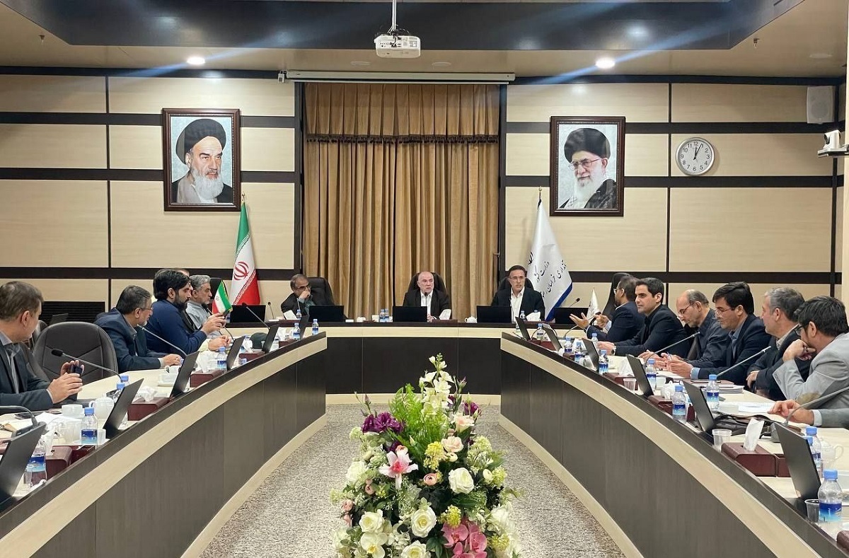 در جلسه کارگروه تنظیم بازار استان خراسان رضوی، موضوعاتی همچون تقویت شبکه توزیع، پایش انبارها، مدیریت قیمت‌گذاری و تأمین کالا‌های اساسی از جمله نهاده‌های دامی به تصویب رسید.