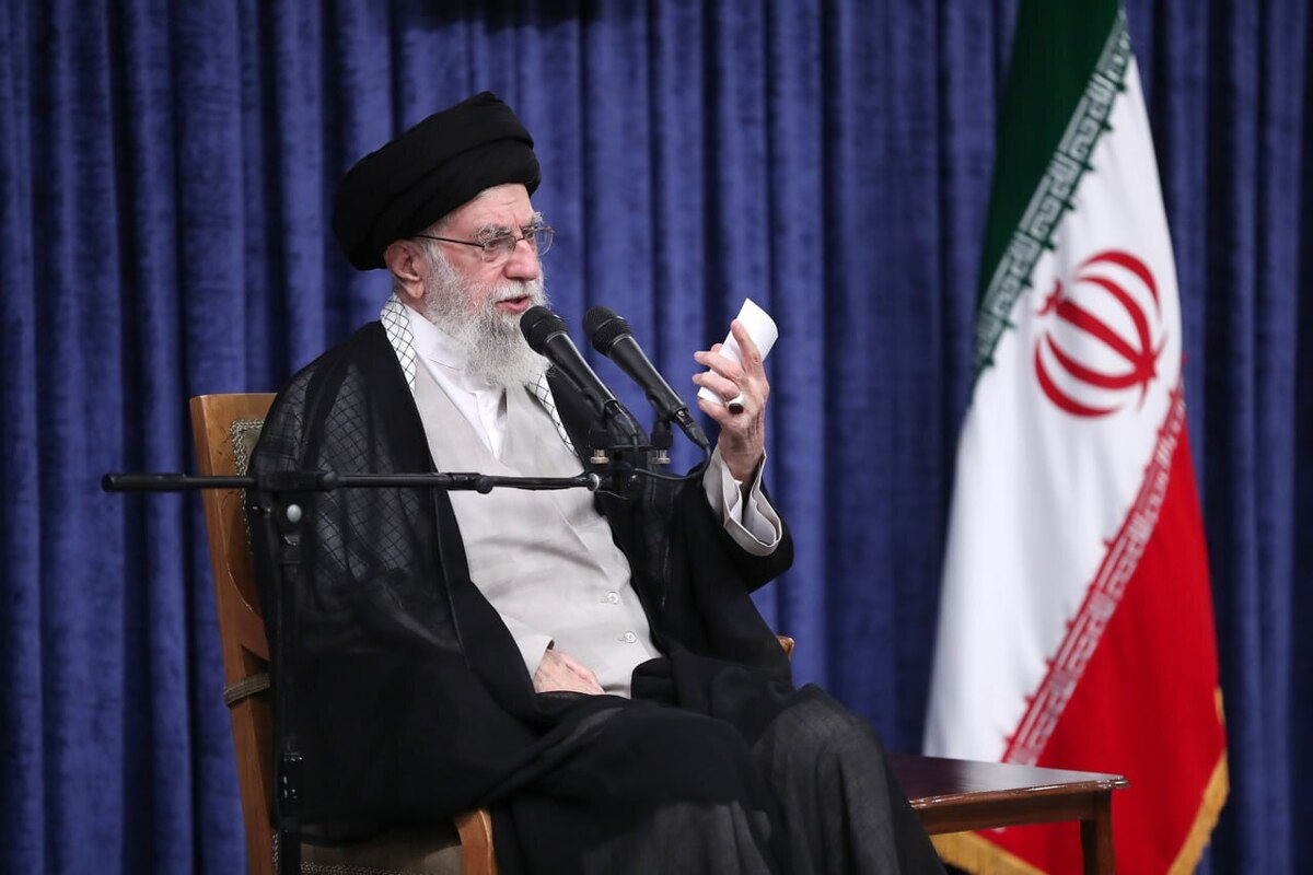رهبر معظم انقلاب اسلامی، ضمن تحلیل کار بزرگ ملت ایران در جنگ تحمیلی اخیر و نقش برآب شدن محاسبات و نقشه‌های متجاوزان، به اتحاد عظیم ملت ایران با همه اختلاف سلائق سیاسی و تفاوت وزن مذهبی برای دفاع از ایران عزیز اشاره و تأکید کردند: وظیفه همه حفظ این اتحاد ملی است.