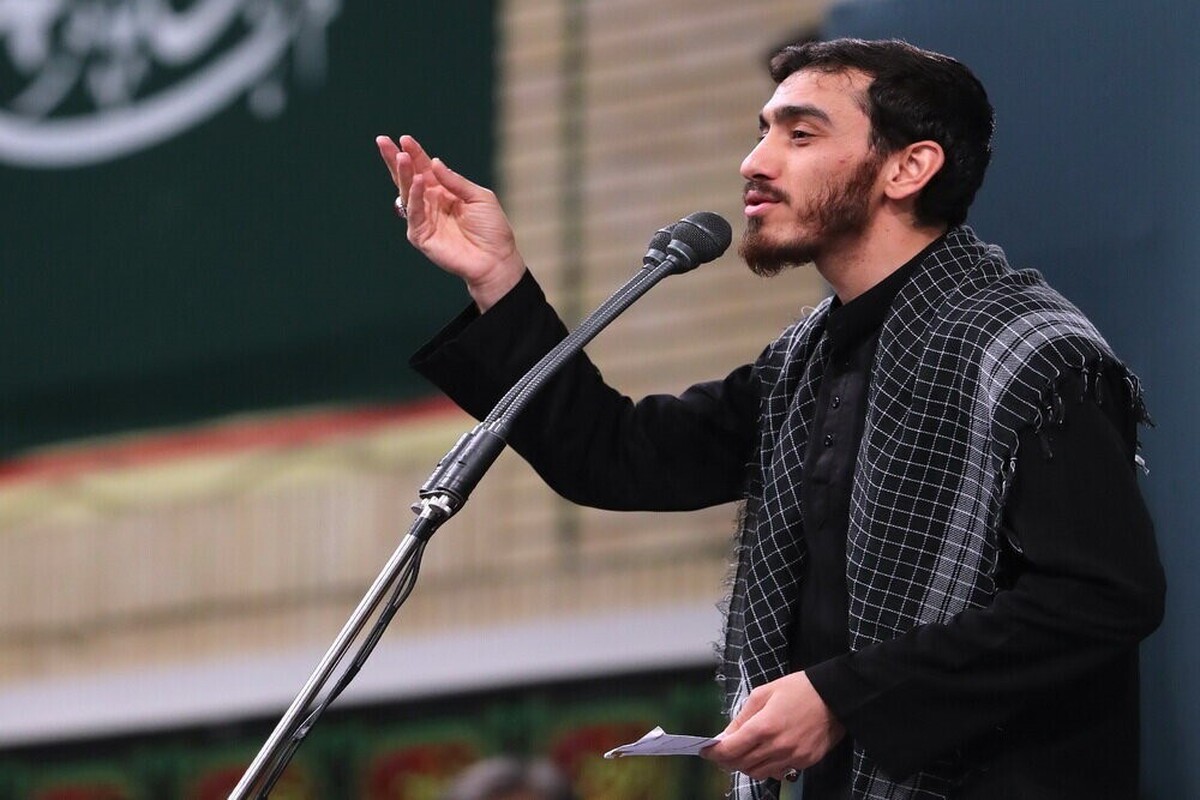 مهدی رسولی مداح اهل بیت با حضور در منزل شهید سلامی برای چند دقیقه مداحی کرد.