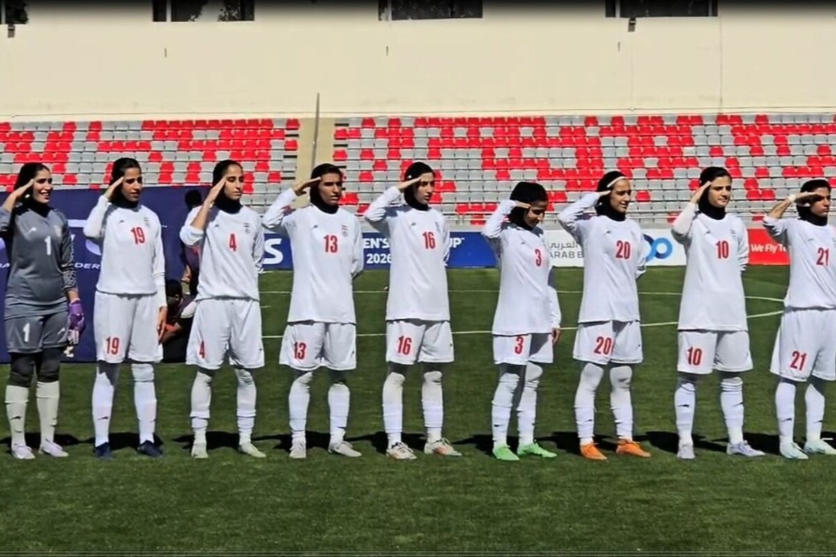 ملی‌پوشان بانوان فوتبال ایران در زمان پخش سرود ملی پیش از بازی با لبنان سلام نظامی دادند.