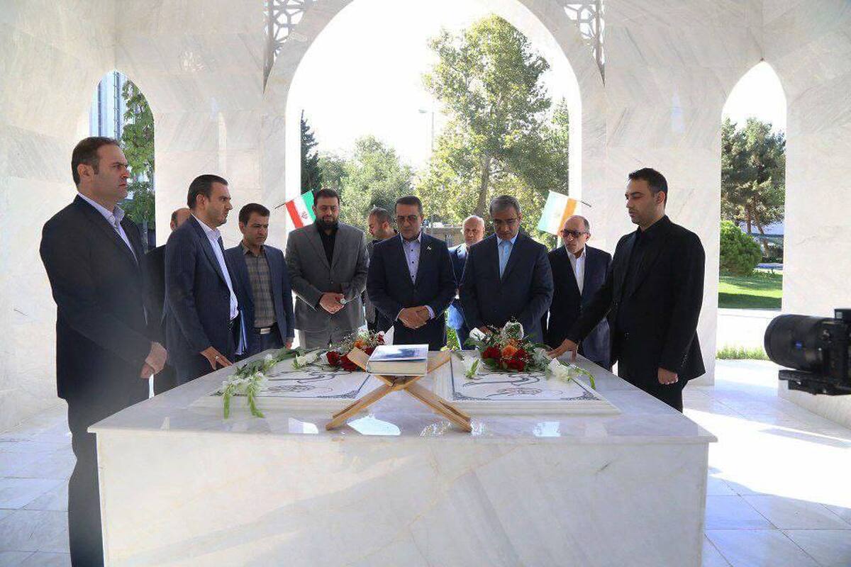 معاون رئیس‌جمهور و استاندار خراسان رضوی صبح امروز در بدو ورود به مشهد با حضور در مرقد شهدای گمنام استانداری، به این شهداءادای احترام کردند