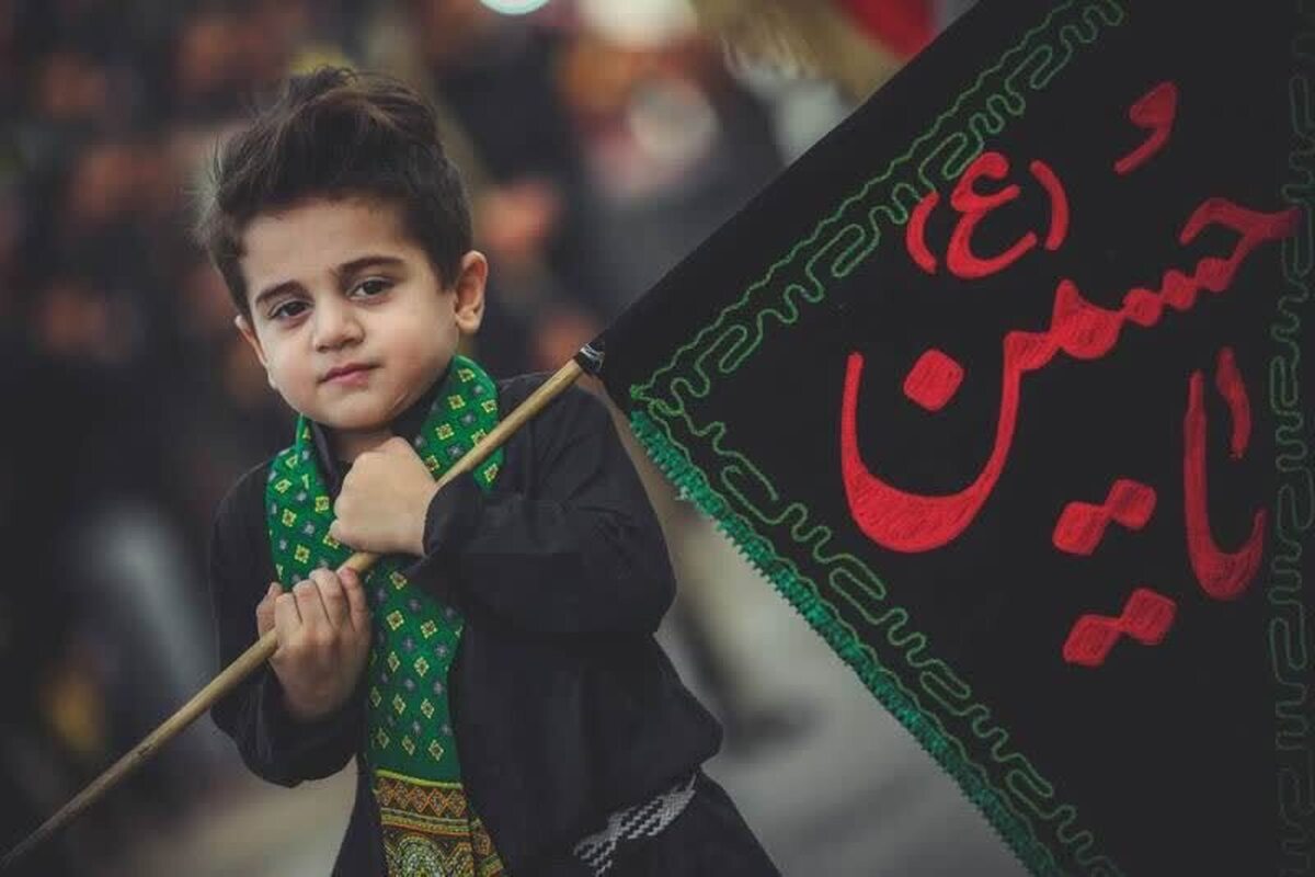 اگر اهل فکر و عمل باشیم و برایمان مهم باشد که عاشورا و عظمتش را زنده نگه داریم و بر اساس آن زندگی کنیم، می‌توانیم با توجه به میزان فهم و درکی که از این واقعه بزرگ داریم، از مصادیق تربیتی آن در تربیت خودمان و فرزندانمان استفاده کنیم.