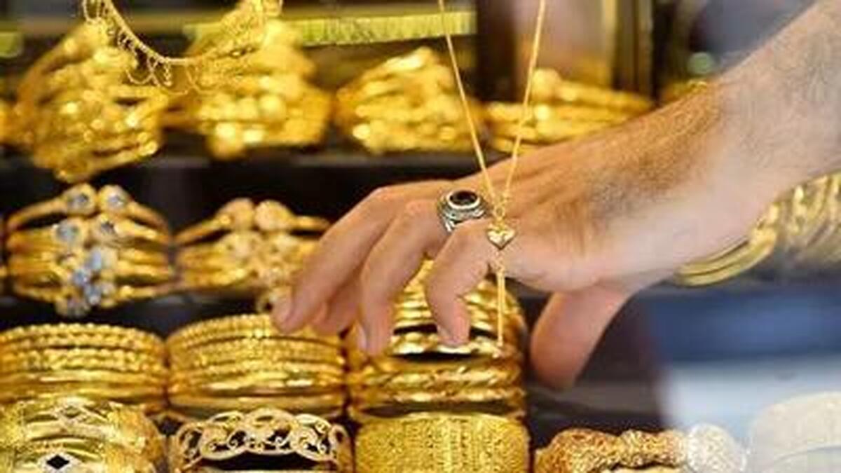 قیمت طلا در ابتدای معاملات آسیایی روز پنجشنبه، تحت تاثیر افزایش دلار آمریکا و کاهش تنش‌های بازار پس از اظهارات دونالد ترامپ در مورد رئیس فدرال رزرو، کاهش یافت.