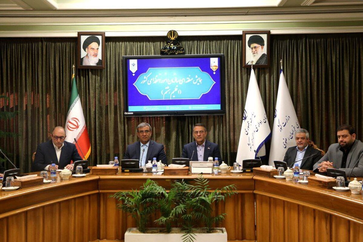 معاون رئیس‌جمهور و رئیس سازمان امور اداری و استخدامی کشور درباره توزیع سهمیه استخدامی در استان‌ها گفت: ساختار فعلی کشور، وزارت‌خانه‌محور است و استان‌ها اختیاری در زمینه استخدام نیروهایشان ندارند. 