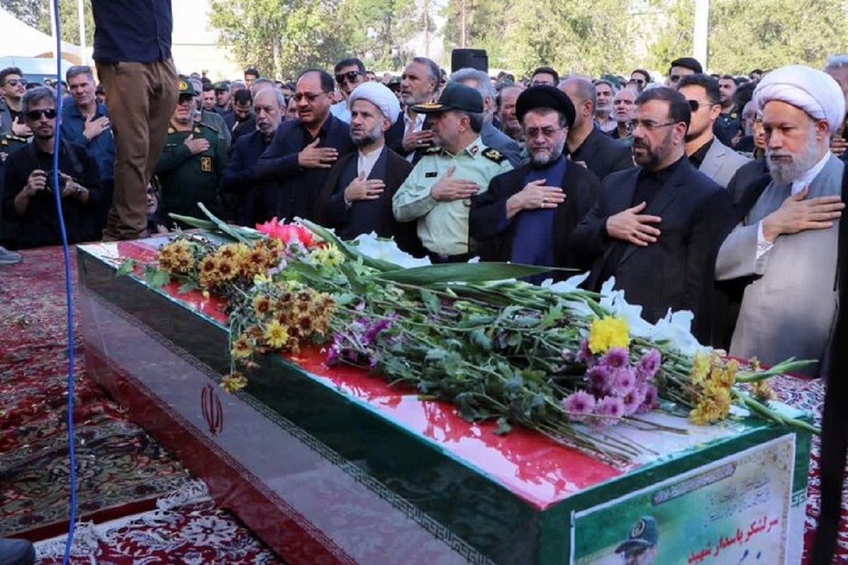 پیکر مطهر «سردار پاسدار شهید غلامحسین غیب‌پرور» از رزمندگان دوران هشت سال دفاع مقدس، با استقبال اقشار مختلف مردم، نماینده ولی‌فقیه در استان فارس، استاندار و جمعی از مسئولان محلی و لشکری، بامداد امروز وارد فرودگاه بین‌المللی شیراز شد.
