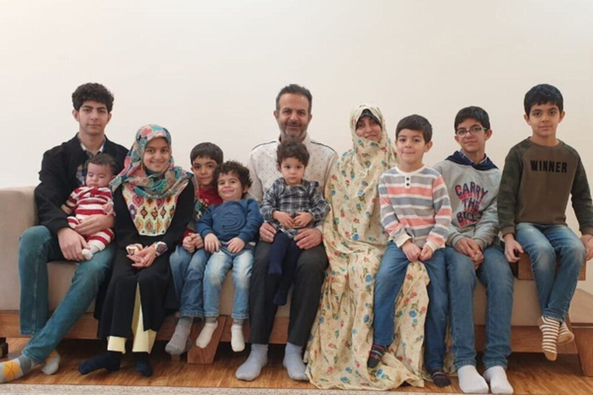 یک جمعیت‌پژوه در فضای مجازی نوشت: طبق تحقیقات دانشگاه میشیگان فرزندان خانواده‌های دارای چهار فرزند و بیشتر، بخاطر مهارت‌های بیشتر ۵۲ درصد ریسک طلاق کمتری دارند.