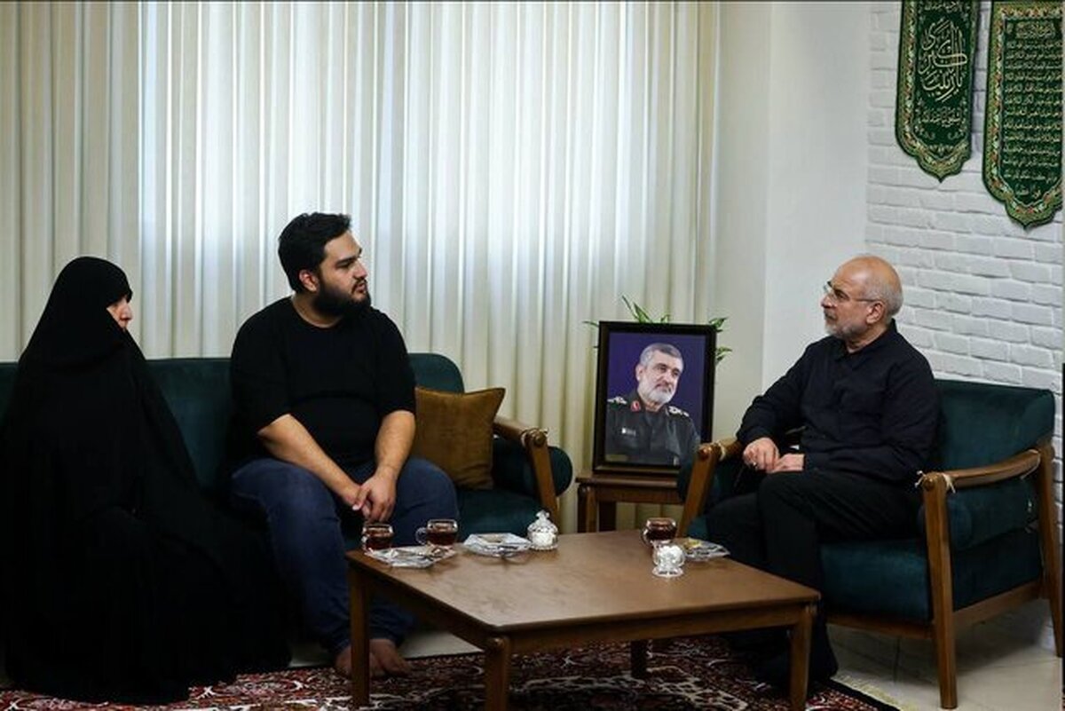 رئیس مجلس شورای اسلامی در منزل سرلشکر شهید امیرعلی حاجی‌زاده فرمانده نیروی هوافضای سپاه پاسداران انقلاب اسلامی حضور یافت.