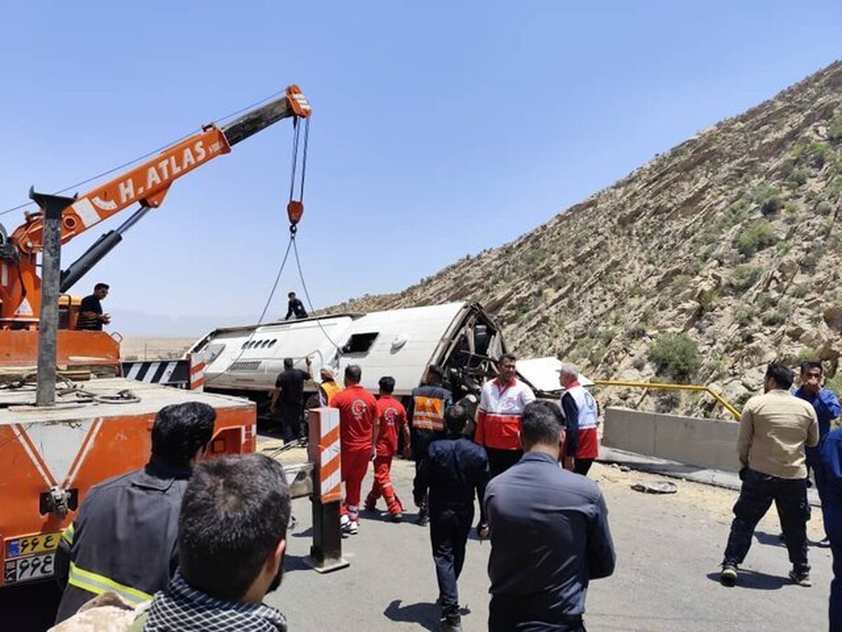 رئیس پلیس راه فراجا گفت: حادثه واژگونی اتوبوس که در نزدیکی حوزه استحفاظی شیراز ـ فسا رخ داده، منجر به فوت ۲۱ نفر به طور مستقیم و مجروح شدن ۲۶ نفر دیگر شده است.