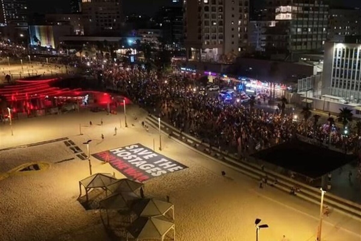 خانواده اسرای صهیونیست در تحصن هفتگی خود در مقابل وزارت جنگ اسرائیل، از نتانیاهو خواستند این بار دیگر باعث شکست مذاکرات نشود.