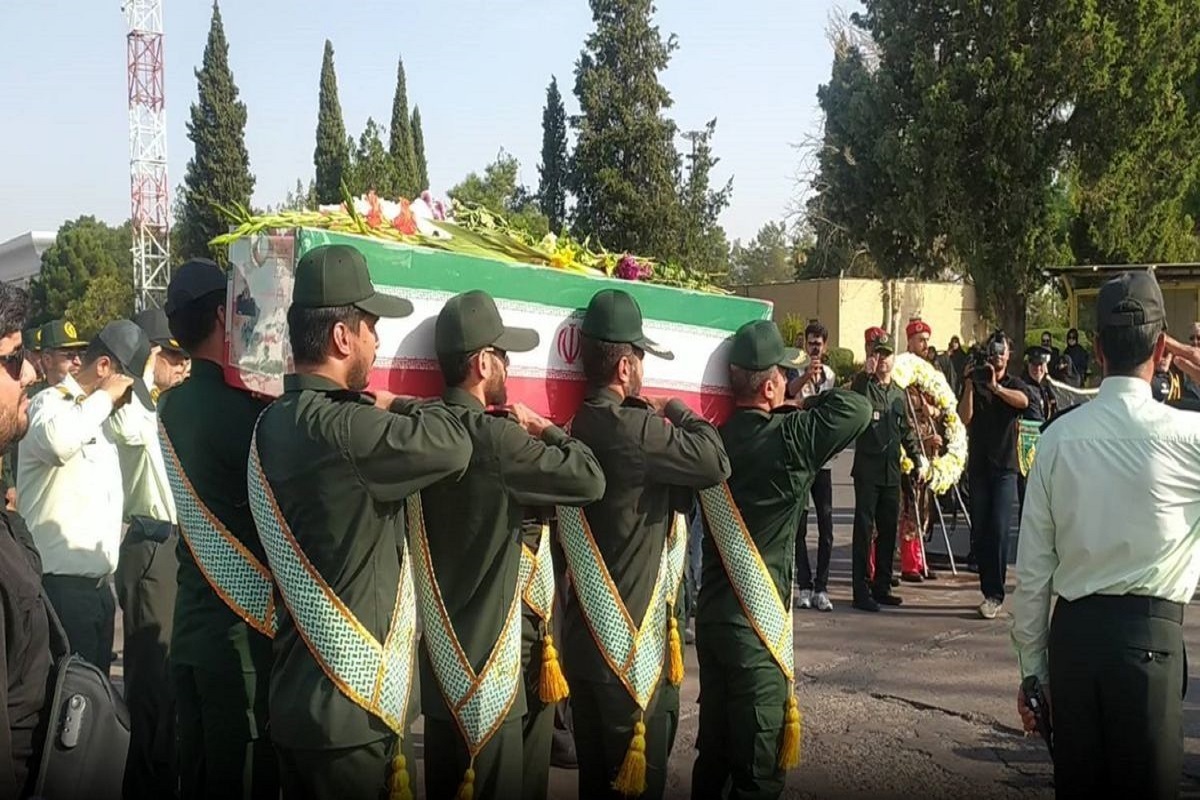 مراسم وداع و تشییع پیکر سرلشکر شهید غلامحسین غیب‌پرور، جانشین فقید فرمانده کل سپاه در قرارگاه امنیتی امام علی(ع) از دقایقی پیش با حضور حداکثری مردم و مسئولان فارس در حرم شاهچراغ(ع) برگزار شد.