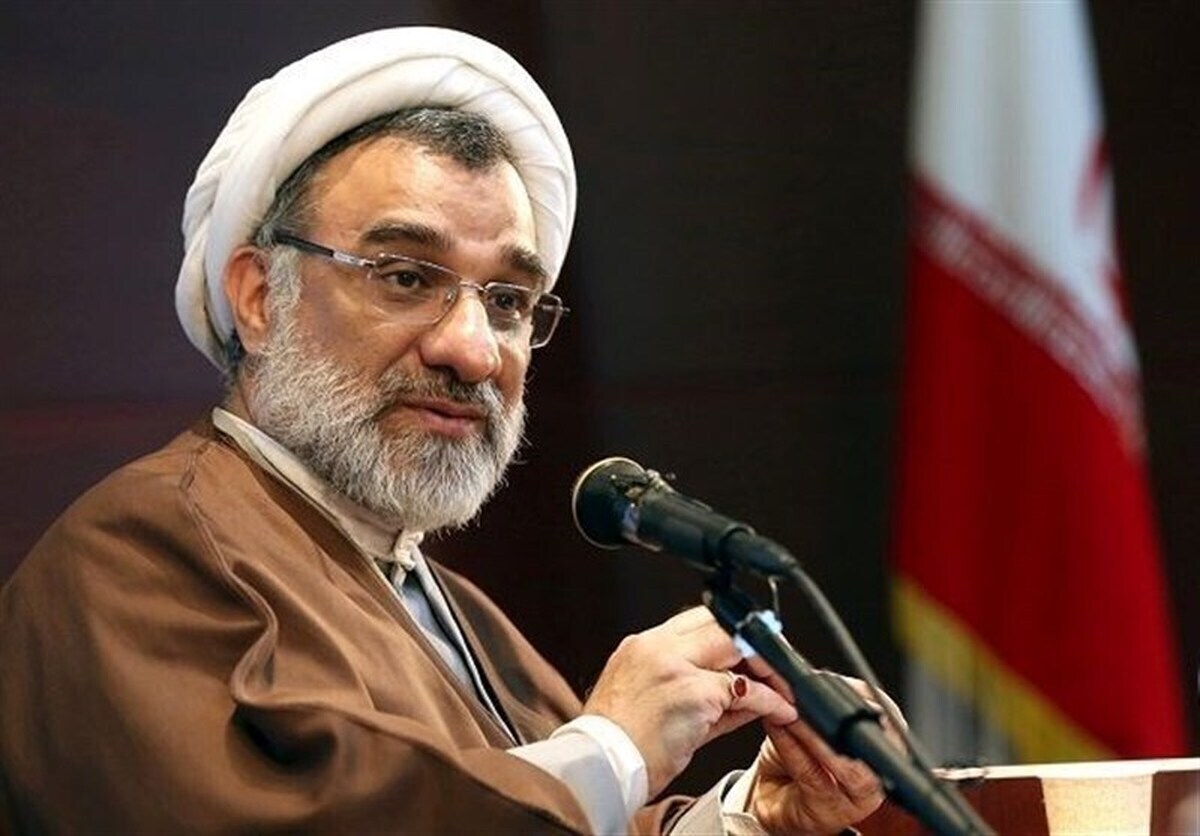 دبیر شورای عالی انقلاب فرهنگی تاکید کرد: ما اهل جنگ نیستیم، اما در صیانت از ایران و عزت آن، لحظه‌ای تردید نمی‌کنیم.