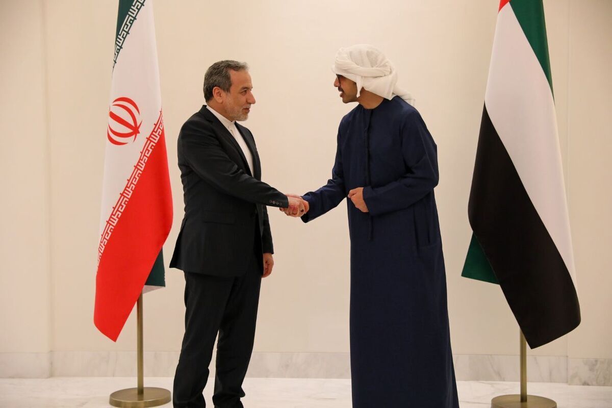 «سیدعباس عراقچی» وزیر امور خارجه جمهوری اسلامی ايران و «عبدالله بن زاید آل نهیان» وزیر امور خارجه امارات متحده عربی، در یک گفت‌وگوی تلفنى، درباره آخرین وضعیت تحولات منطقه متعاقب تجاوزات رژیم صهیونیستی و آمریکا علیه ایران تبادل نظر کردند.