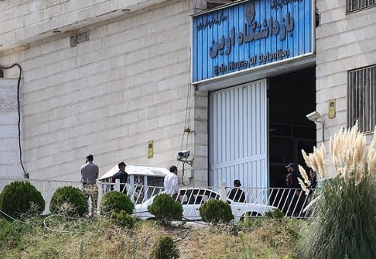 سخنگوی فراجا گفت: با تلاش و هوشیاری تیم چک و خنثی‌سازی بمب فراجا، دو موشک عمل‌نکرده در محدوده زندان اوین که دیروز شلیک شده بود، خنثی و به مکان امن منتقل شد.
