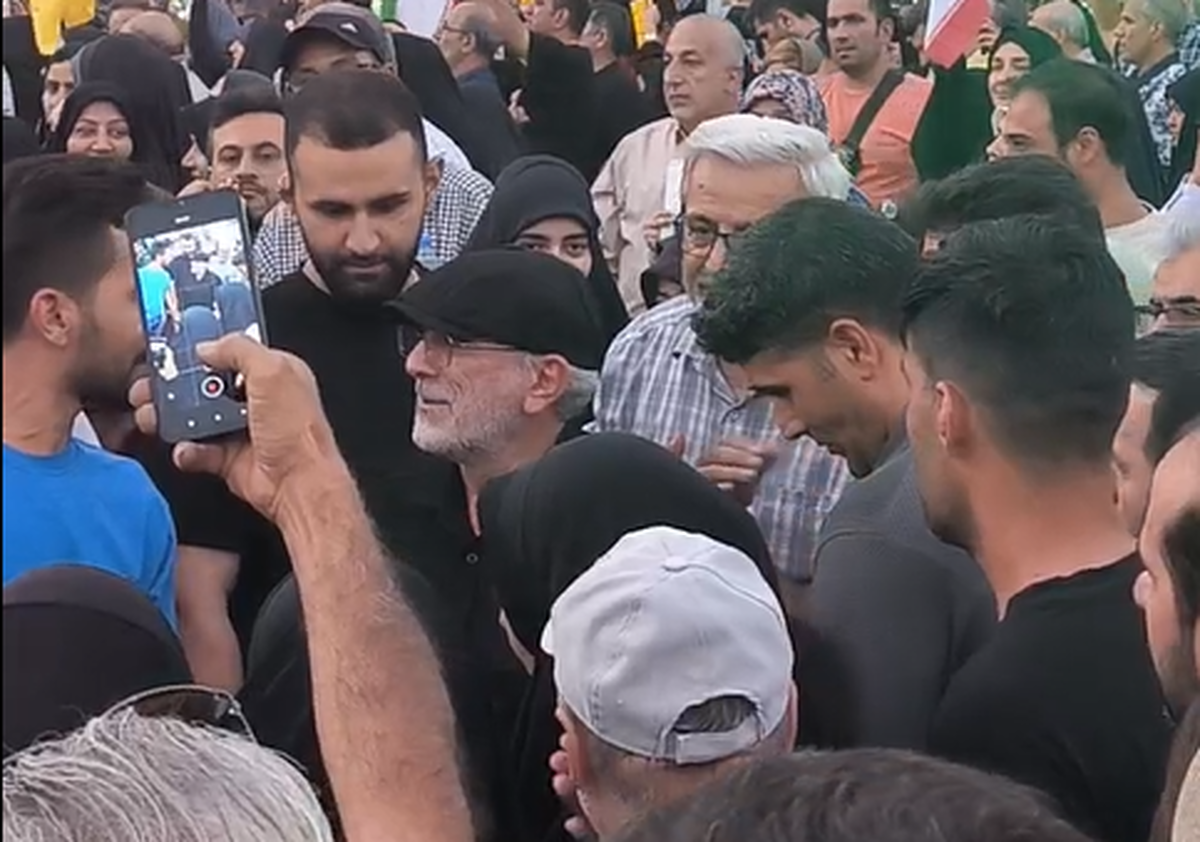 فرمانده نیروی قدس سپاه، عصر امروز در جمع مردم تهران حاضر شد تا در کنار ایشان جشن پیروزی را برگزار کنند.