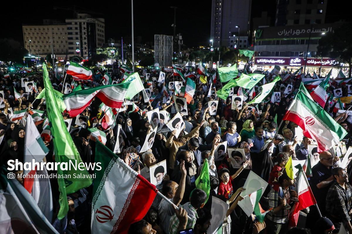 اجتماع باشکوه مردم مشهد و زائران امام رضا(ع) در حمایت از اقدامات نیرو‌های مسلح جمهوری اسلامی ایران و عملیات بشارت فتح، سه‌شنبه‌شب (۳ تیر ۱۴۰۳) از ساعت ۲۱ در میدان بیت‌المقدس مشهد برگزار شد.
