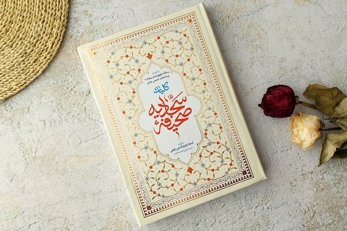 اگرچه مشیت الهی بر آن بود که نام مبارک حضرت زین‌العباد، امام‌سجاد (ع)، در فهرست شهدای کربلا نباشد و آن وجود مقدس، زنده از آن ماجرای نیم‌روز بیرون بیایند، اما مأموریت عاشورایی ایشان کم از شهادت نبود.