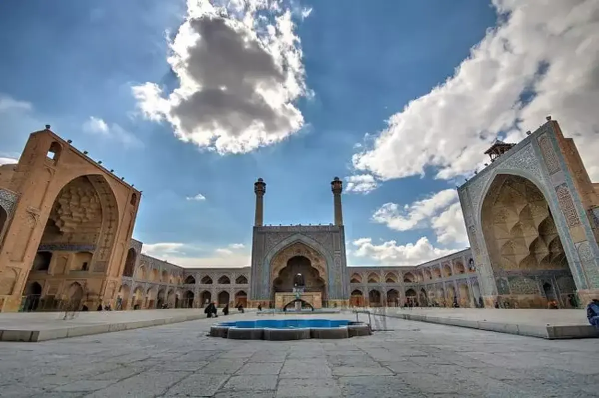 مدیرکل میراث‌فرهنگی، گردشگری و صنایع‌دستی استان اصفهان از آغاز عملیات مرمت گنبد تاج الملک مسجد جامع عظیم و تاریخی اصفهان خبر داد.
