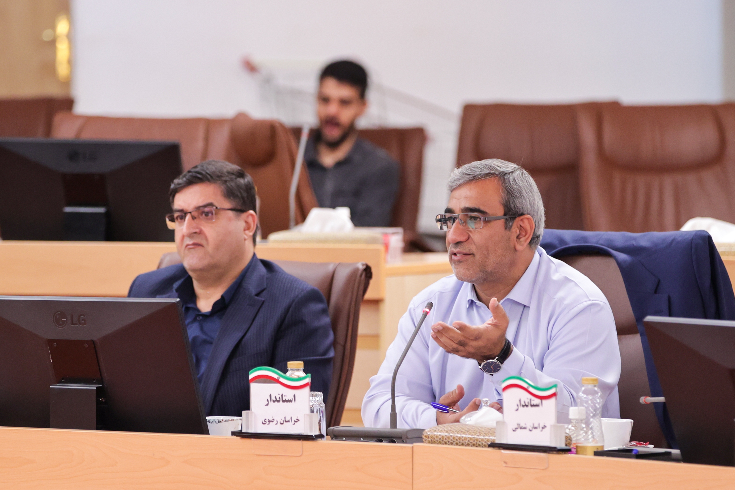 تاکید رئیس جمهور بر ضرورت هماهنگی با قوای مقننه و قضائیه برای وحدت رویه در موضوع تفویض اختیار به استانداریها تاکید رئیس جمهور بر ضرورت هماهنگی با قوای مقننه و قضائیه برای وحدت رویه در موضوع تفویض اختیار به استانداریها