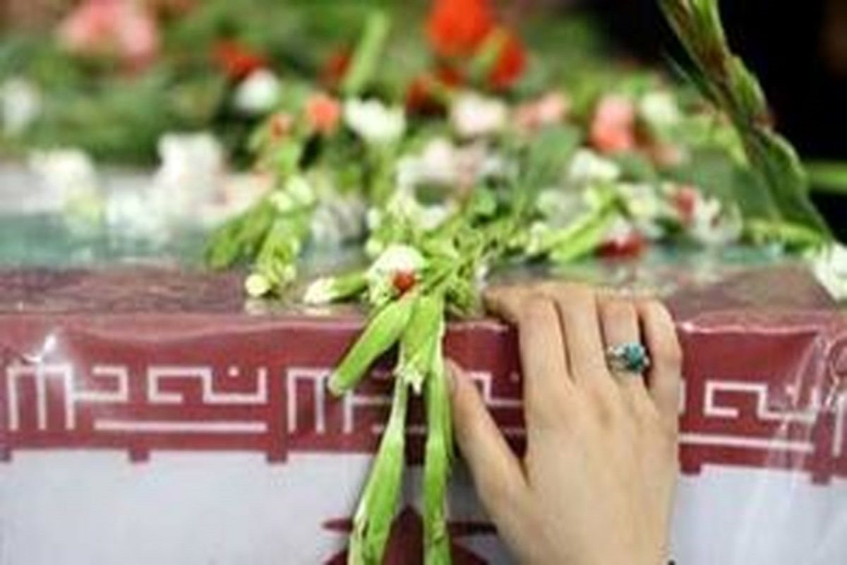 همیشه قبل از اینکه بابام شهید بشه با هم می‌رفتیم کنار ضریح اونجا همیشه به من می‌گفت اگه برام دعا کنی شهید بشم با گل میام تو خوابت من هم هر بار دعا کردم تا اینکه ...