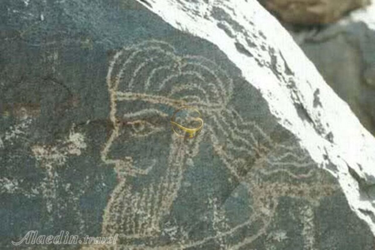 مستند «لاخ مزار» ساخته محسن عبدالوهاب درباره چگونگی کشف تخته‌سنگی در روستای کوچ بیرجند توسط باستان‌شناس سرشناس کشور دکتر رجبعلی لباف است. 