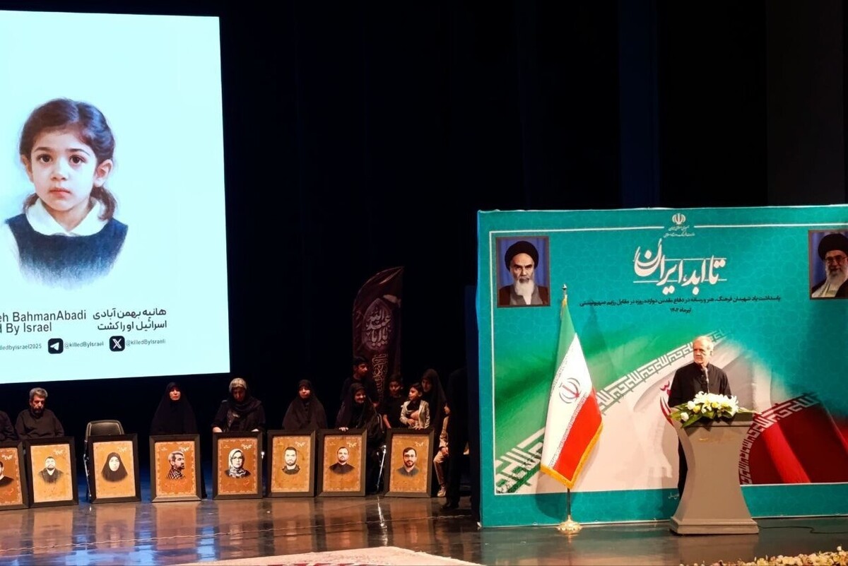 رئیس جمهوری گفت: دشمنان ادعا دارند که نباید به ایران اجازه داد تا بمب اتم بسازد. ما قصد ساختن بمب اتم نداریم ولی جو درست کرده‌اند که ایران قصد ساخت بمب اتم دارد.