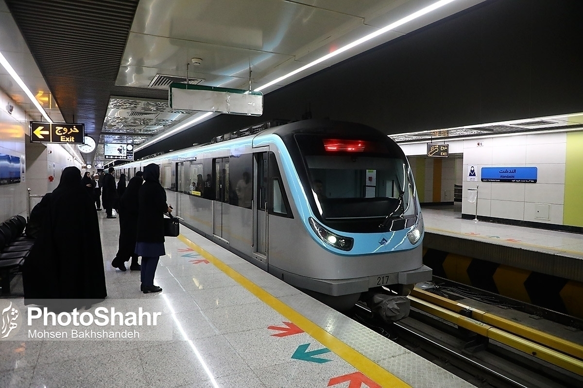 مدیرعامل شرکت بهره‌برداری قطارشهری شهرداری مشهد گفت: سرویس‌دهی خطوط مترو در روز‌های کاری از ساعت پنج صبح آغاز می‌شود و تا ساعت ۲۲ ادامه دارد.