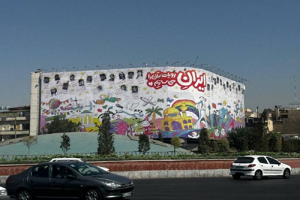 دیوارنگاره انقلاب تهران مزین به نقاشی ۲۷ کودک شهید جنگ ۱۲ روزه شد.