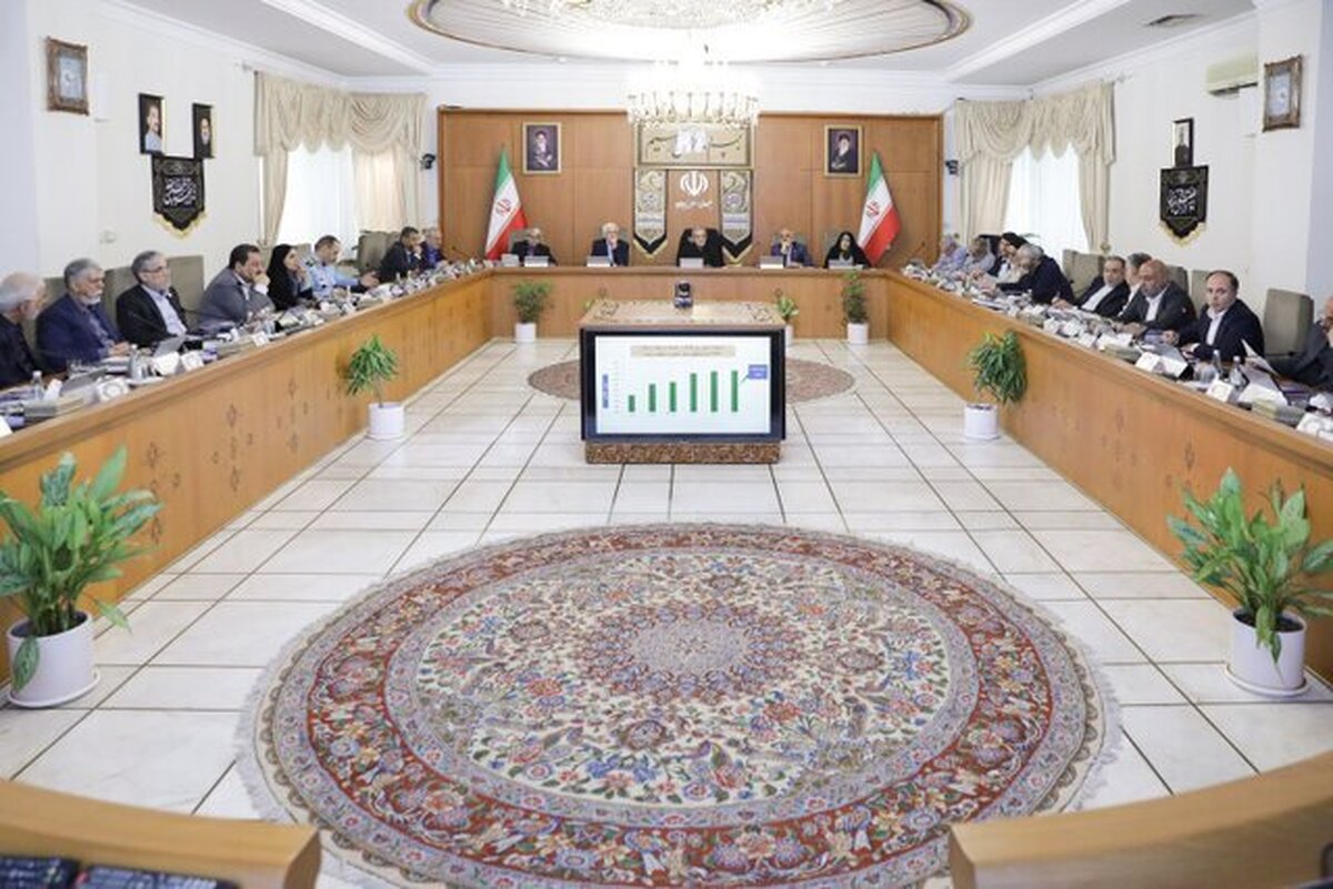 رئیس‌جمهوری در واکنش به گزارش ارائه‌شده در جلسه دولت درباره کاهش ذخایر آب کشور طی دهه‌های اخیر، گفت: در طول دهه‌های اخیر نسبت به بحران آب گزارش‌های هشدارآمیز آمده و با هزینه‌های فراوان اقدامات زیادی انجام شده، اما منحنی‌ها نشان می‌دهد هیچکدام از این اقدامات تاثیر چندانی نداشته و لازم است اقدام عاجل انجام دهیم.