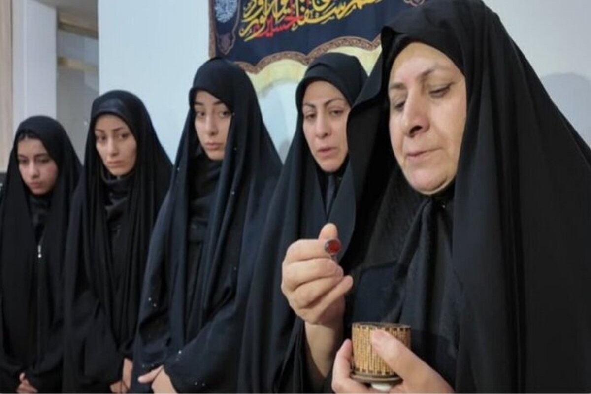 مدیرکل بنیاد شهید و امور ایثارگران سیستان و بلوچستان در دیدار با خانواده شهید محمد شایان فرد، شهید حمله رژیم صهیونیستی به ایران با اهدای انگشتر متبرک رهبر معظم انقلاب اسلامی ضمن ابلاغ سلام معظم له، از خانواده این شهید تجلیل و دلجویی کرد.