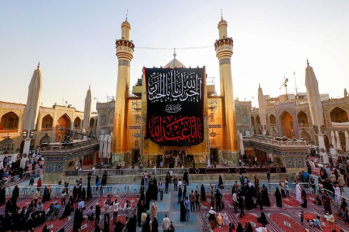 ایوان نجف در حرم امام‌علی(ع) در آستانه ماه محرم و عزاداری سیدالشهدا(ع) سیاه‌پوش شد.
