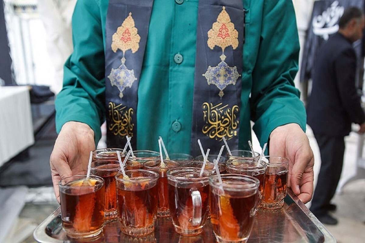 با آماده‌سازی و تکمیل چایخانه ثابت هشت‌ضلعی محبان‌الرضا(ع) در خیابان پیروزی تهران، گروه‌های مردمی و جهادی به شهروندان خدمت‌رسانی می‌کنند.