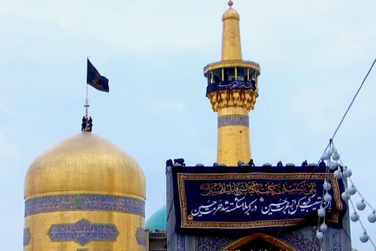 هم‌زمان با فرا رسیدن ماه محرم، خادمان حرم مطهر امام رضا(ع) در حال سیاه‌پوش‌ کردن گنبد منور هستند تا مشهدالرضا به رسم هر سال، با شکوهی معنوی به استقبال ایام عزاداری سید و سالار شهیدان برود.