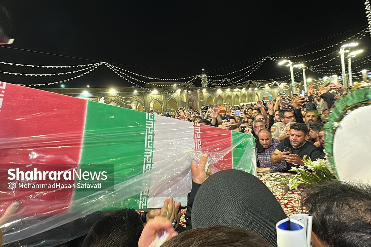 همزمان با شب اول محرم، پیکر مطهر ۱۵ شهید حملات تروریستی رژیم اسرائیل با حضور هزاران زائر و مجاور میهمان حرم مطهر رضوی شدند تا عاشقان و شیفتگان شهادت و عدالت با این عزیزان وداع کنند.