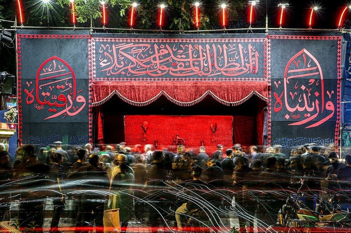 بسیاری از عاشقان حسین(ع) همه سال را چشم‌انتظار  ماه عزای سالار شهیدان (ع) هستند. آنقدر که یکی دو روز پیش از فرا رسیدن محرم، علم و کتل را بر می‌دارند و کوچه به کوچه و خیابان به خیابان، به همه رسیدن ماه عزاداری را خبر می‌دهند. همان‌گونه که چاووش‌خوان‌های هیئت روضه‌الرقيه (س) همراه با سنچ و دمام، همراه با پرچم و علم یر سر و سینه زنان محله  شهید فرامرز عباسی مشهد را می‌چرخند و از اربابشان اجازه عزاداری می‌گیرند.