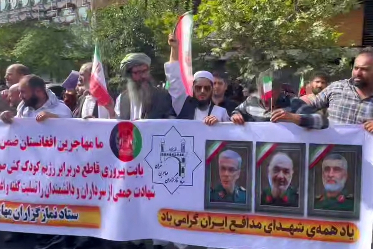 مهاجران افغانستانی با حضور در مراسم تشییع پیکر پاک شهدای اقتدار خشم و نفرت خود را از اقدامات وحشیانه رژیم صهیونی ابراز کردند.