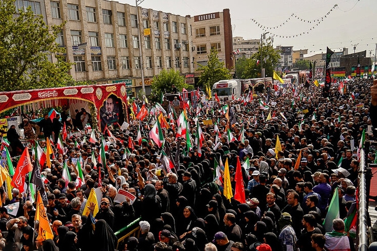 جمعیتی میلیونی از مردم شهید پرور تهران از دقایق اول آغاز مراسم تشییع پیکرهای پاک شهدای اقتدار در خیابان‌های محل برگزاری مراسم حضور پیدا کردند.