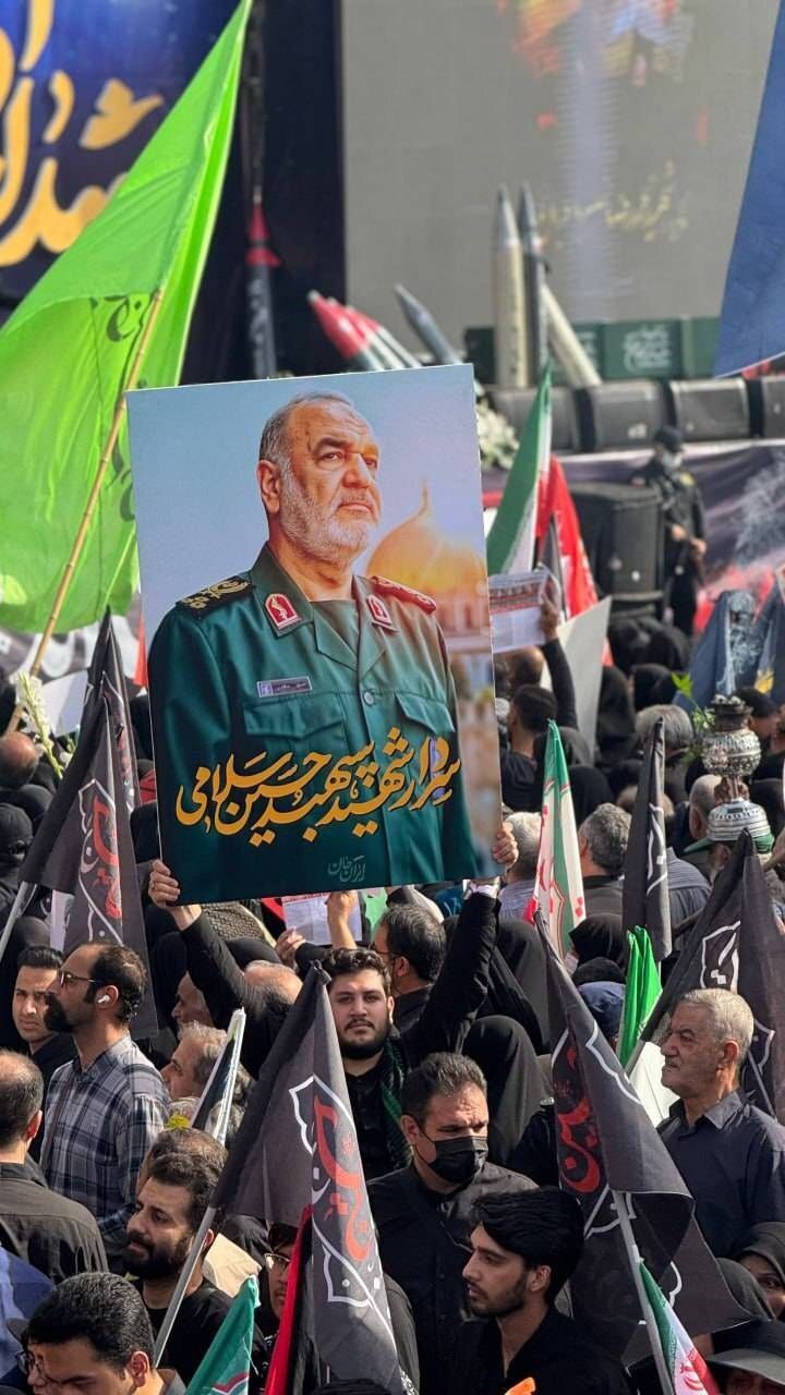 آغاز تشییع پیکر مطهر شهدای اقتدار با حضور پرشور مردم تهران (۷ تیر ۱۴۰۴) + فیلم