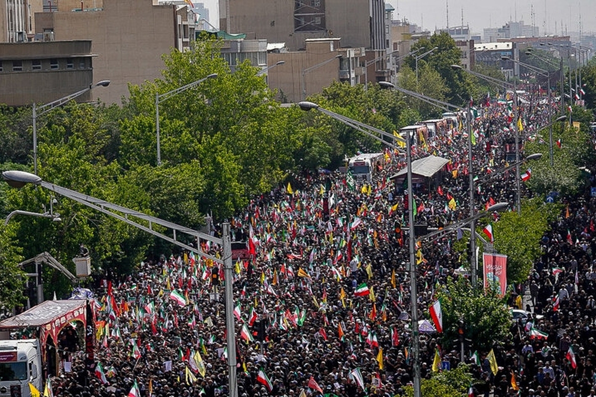 صبح امروز، هفتم تیرماه، مراسم تشییع پیکرهای فرماندهان نظامی و دانشمندان کشورمان که در حملات رژیم صهیونیستی به شهادت رسیدند، با حضور اقشار مختلف مردم در تهران برگزار شد.