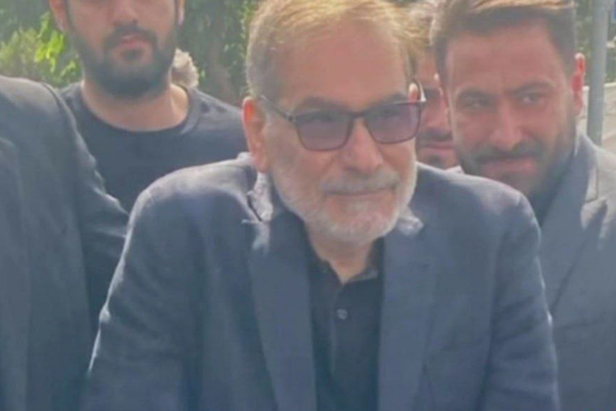 علی شمخانی، دبیر پیشین شورای عالی امنیت ملی کشور که در حمله اسرائیل به ایران مجروح شده بود، امروز در مراسم وداع با پیکرهای شهدای اقتدار در تهران، حضور یافت.