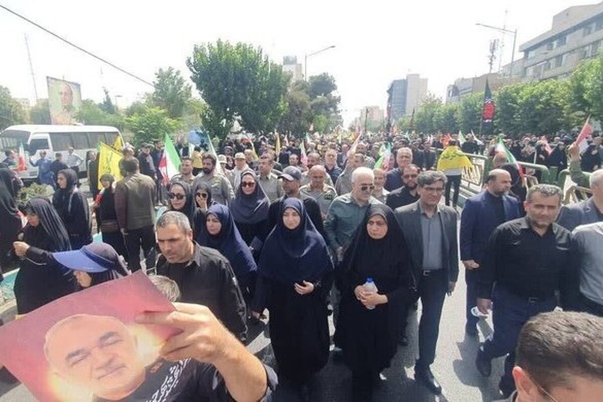 معاون رئیس‌جمهور و رئیس سازمان حفاظت محیط زیست امروز (۷ تیر ۱۴۰۴) در مراسم تشییع پیکرهای شهدای اقتدار و قهرمانان ملی و سربازان وطن در تهران حضور یافت.