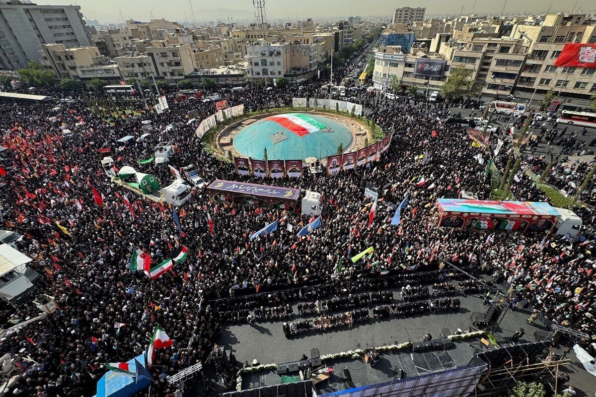 معاون وزیر آموزش‌وپرورش همزمان با برگزاری آیین تشییع پیکر شهدای اقتدار گفت: مردم بصیر و فهیم ایران اسلامی در دفاع از خون شهدا لحظه‌ای درنگ و تردید ندارند و بر ادامه راه شهدا تا محو رژیم صهیونیستی از صفحه روزگار و دفع فتنه استکبار جهانی در صحنه حضور دارند.