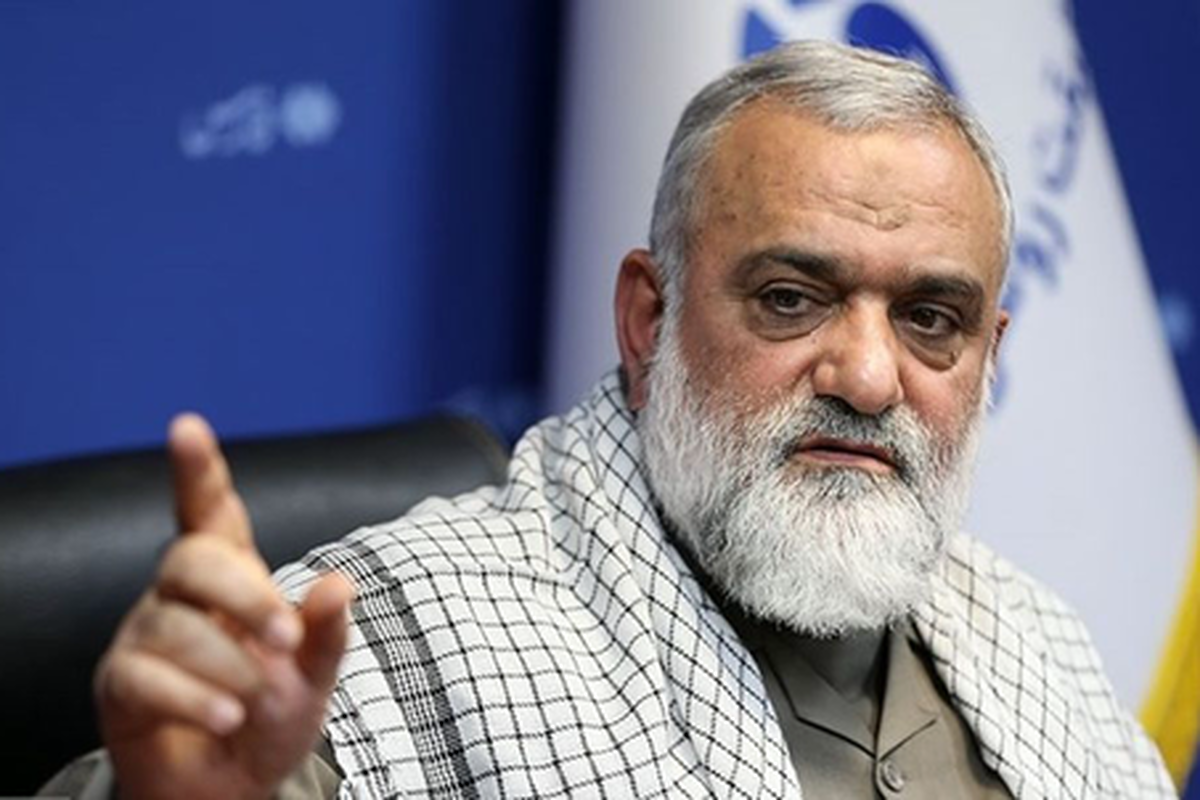 معاون هماهنگ کننده سپاه پاسداران انقلاب اسلامی در پاسخ به یاوه گویی‌های اخیر رئیس جمهور آمریکا بیان کرد: در صورت تعرض به هر یک از مراجع تشیع، یک کارگزار آمریکایی از این منطقه زنده بیرون نخواهد رفت.