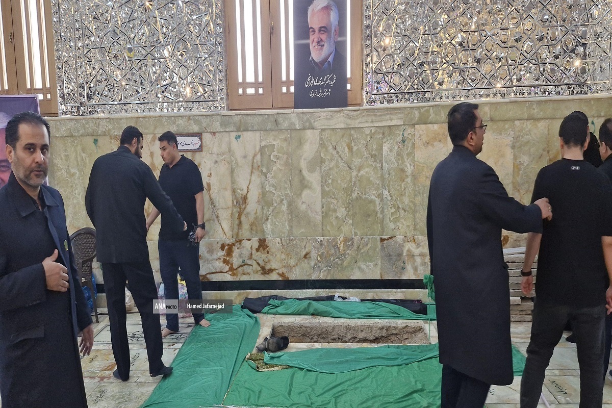 پیکرهای «شهید محمدمهدی طهرانچی» دانشمند هسته‌ای و همسرش امروز، هفتم تیرماه، در حرم عبدالعظیم حسنی(ع) به خاک سپرده شد.